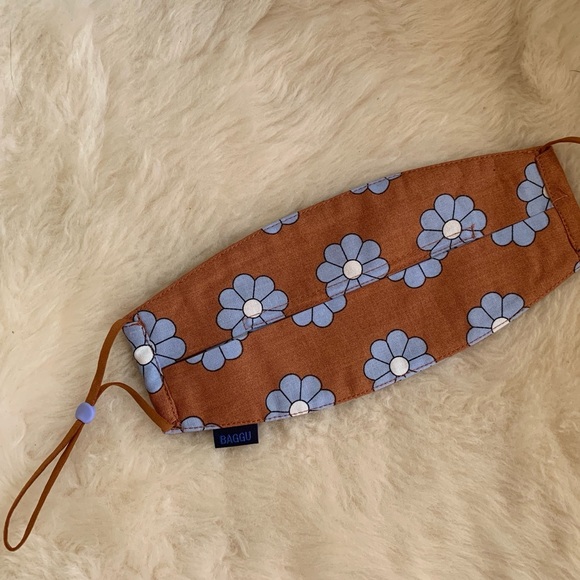 BAGGU New ‘Daisy’ Ear Loop Face Mask, Light Brown - Picture 5 of 5